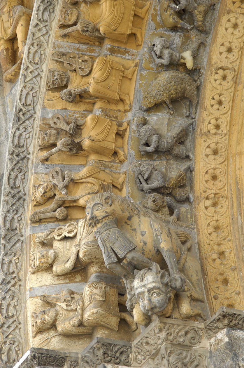 Detalje af den udskårne hvælving af facaden af katedralen Saint Marie, Oloron Sainte Marie (Atlantiske Pyrenæer) af Romanesque