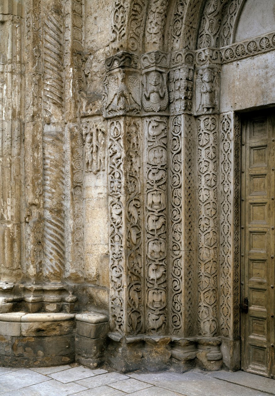 Detalje af facadens venstre side af basilikaens portal, tidligt i det 12. århundrede (fotografi) af Romanesque