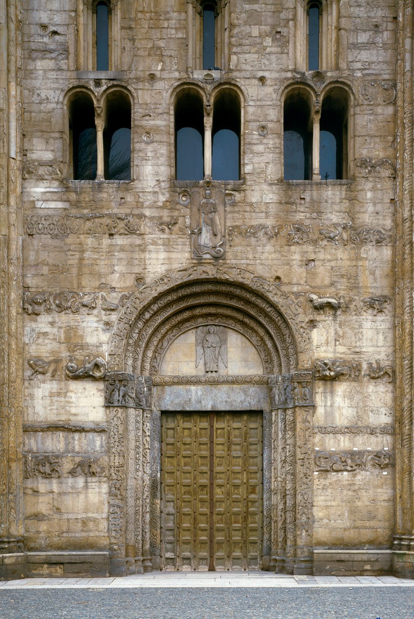 Detalje af facaden med portalen til basilikaen af Romanesque