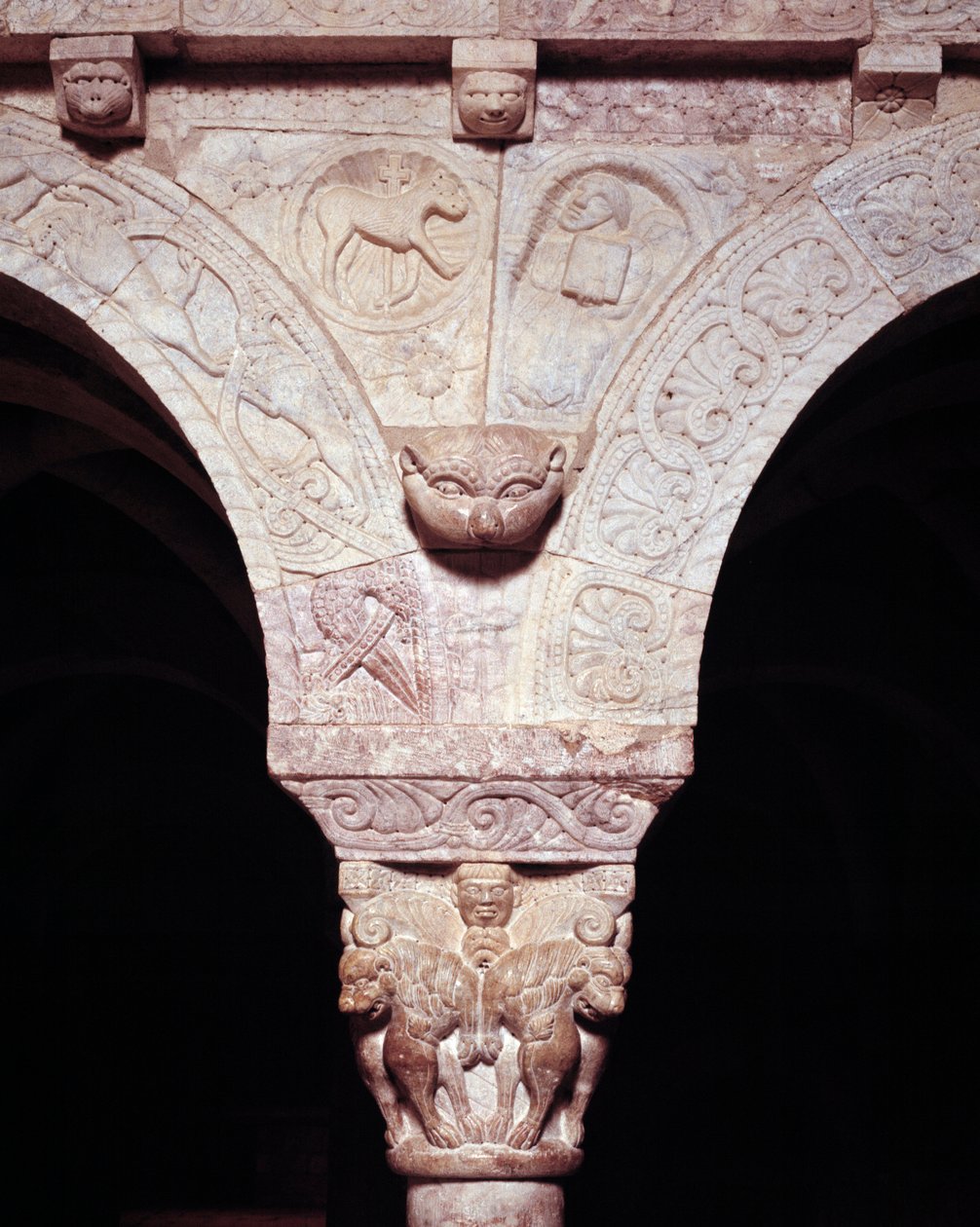 Detalje af Guds lam og symbol på evangelisten Luke, udskåret på Priory-tribunen af Romanesque