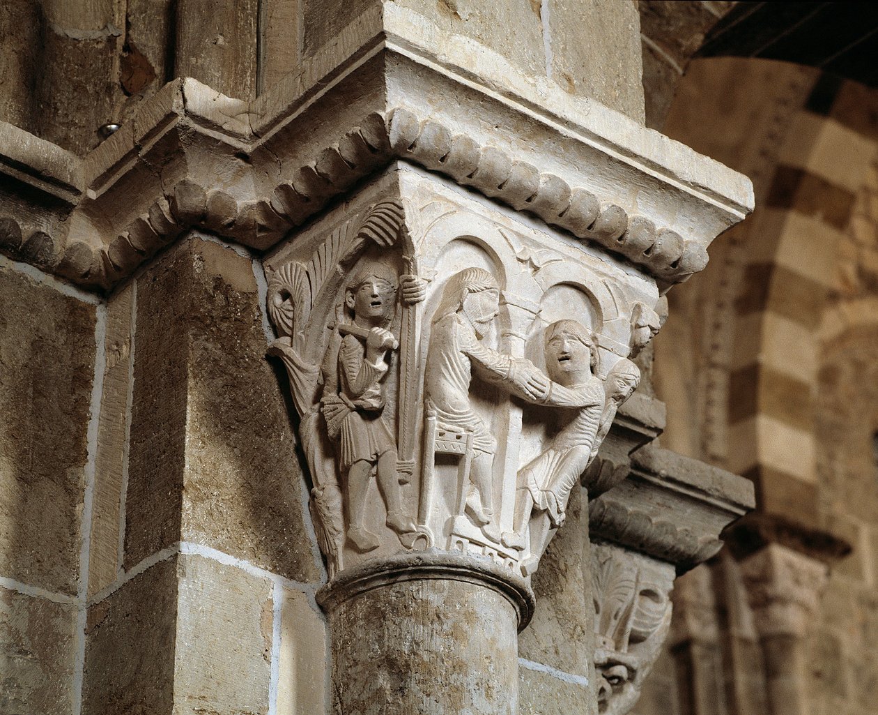 Esau vender tilbage fra jagt og befinder sig foran sin far Isak, som velsigner Jakob (udskåret hovedstad) af Romanesque