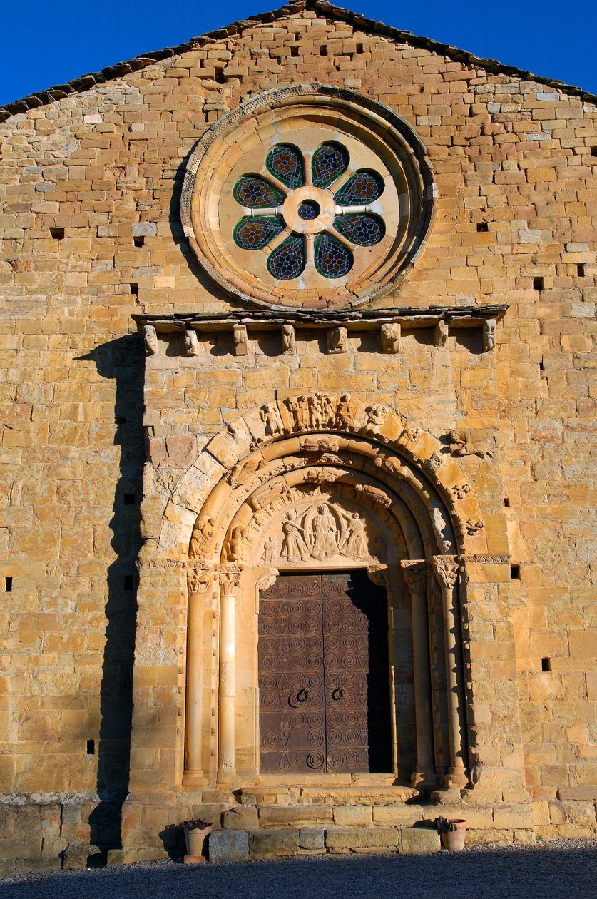 Facade af kirken Saint Maria de Covet, Isona, Spanien af Romanesque