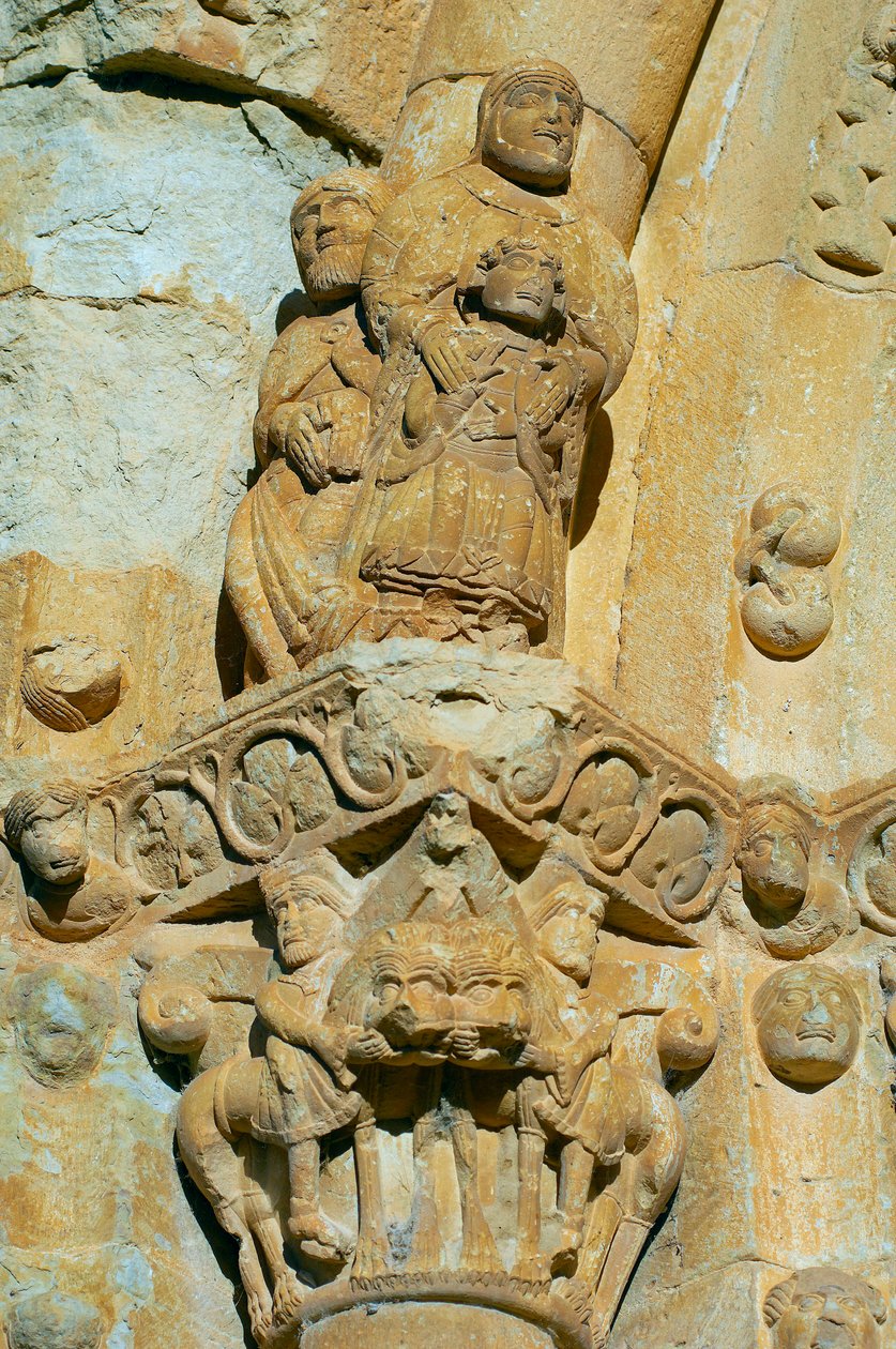 Facade af kirken Saint Maria de Covet, Isona, Spanien, detalje af en hovedstad af Romanesque