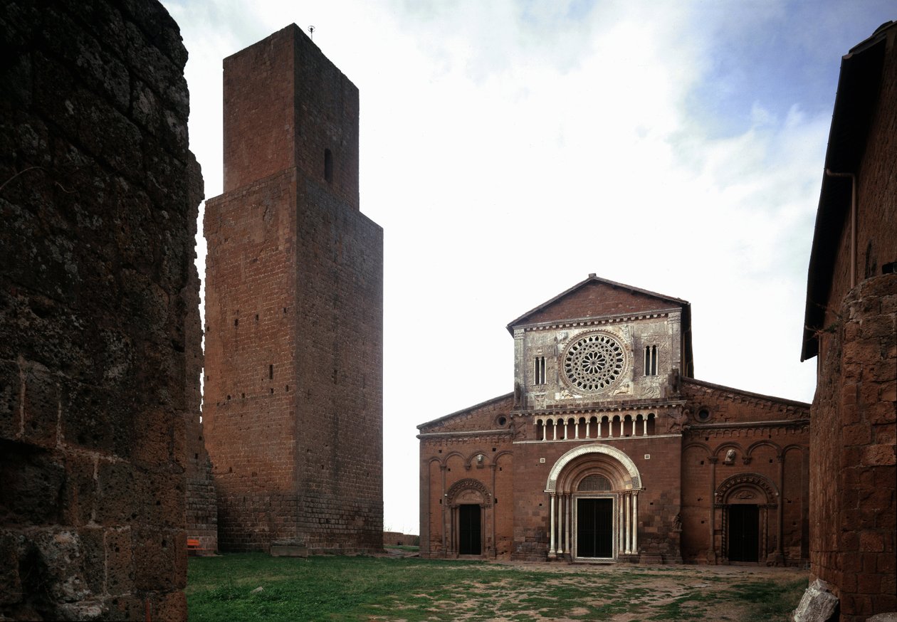 Facade og tårn af kirken St Peter (san Pietro), bygget omkring 1250 og restaureret i 1870, Tuscania, Italien af Romanesque