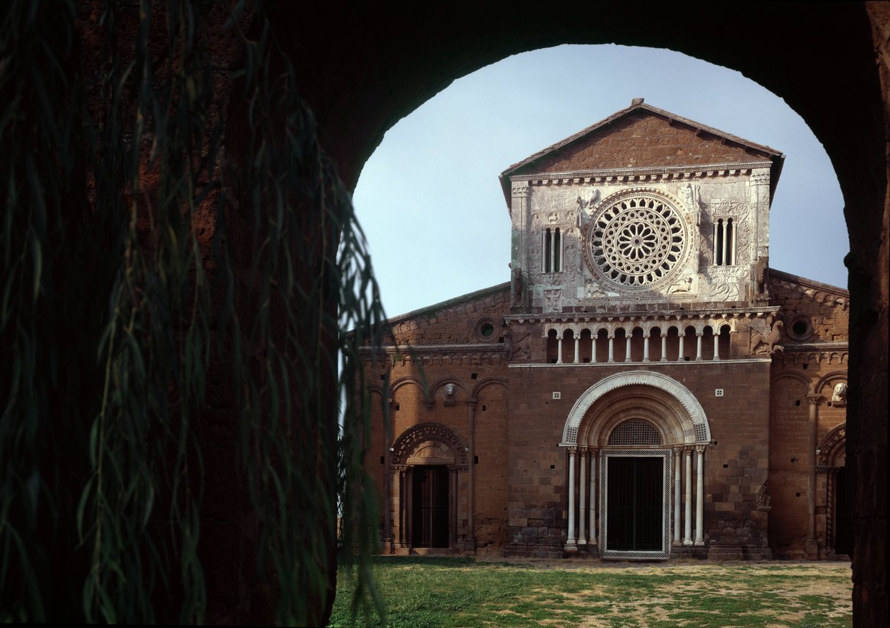 Facaden af kirken St Peter (san Pietro), bygget omkring 1250 og restaureret i 1870, Tuscania, Italien af Romanesque