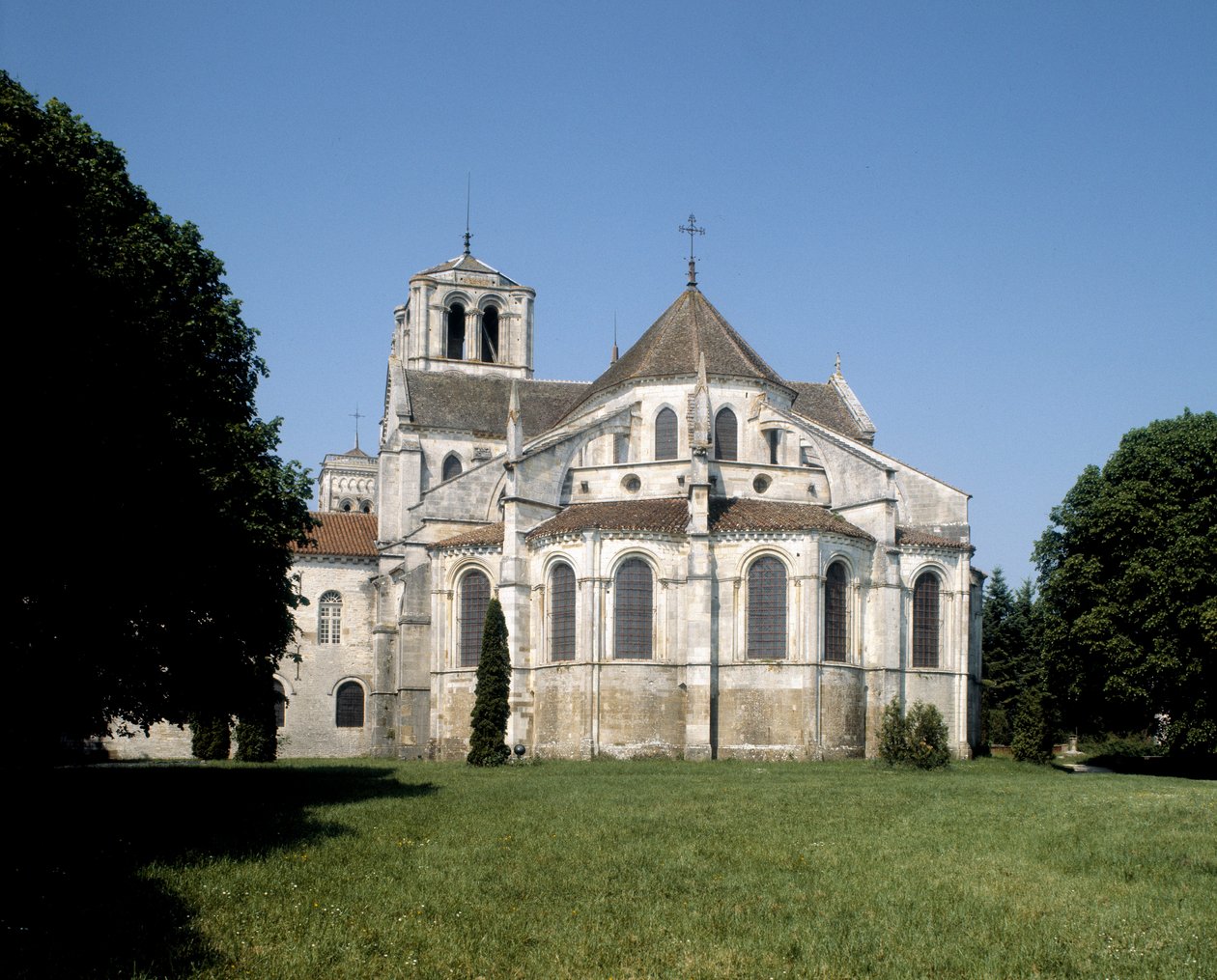 Generel udsigt over basilikaen af Romanesque