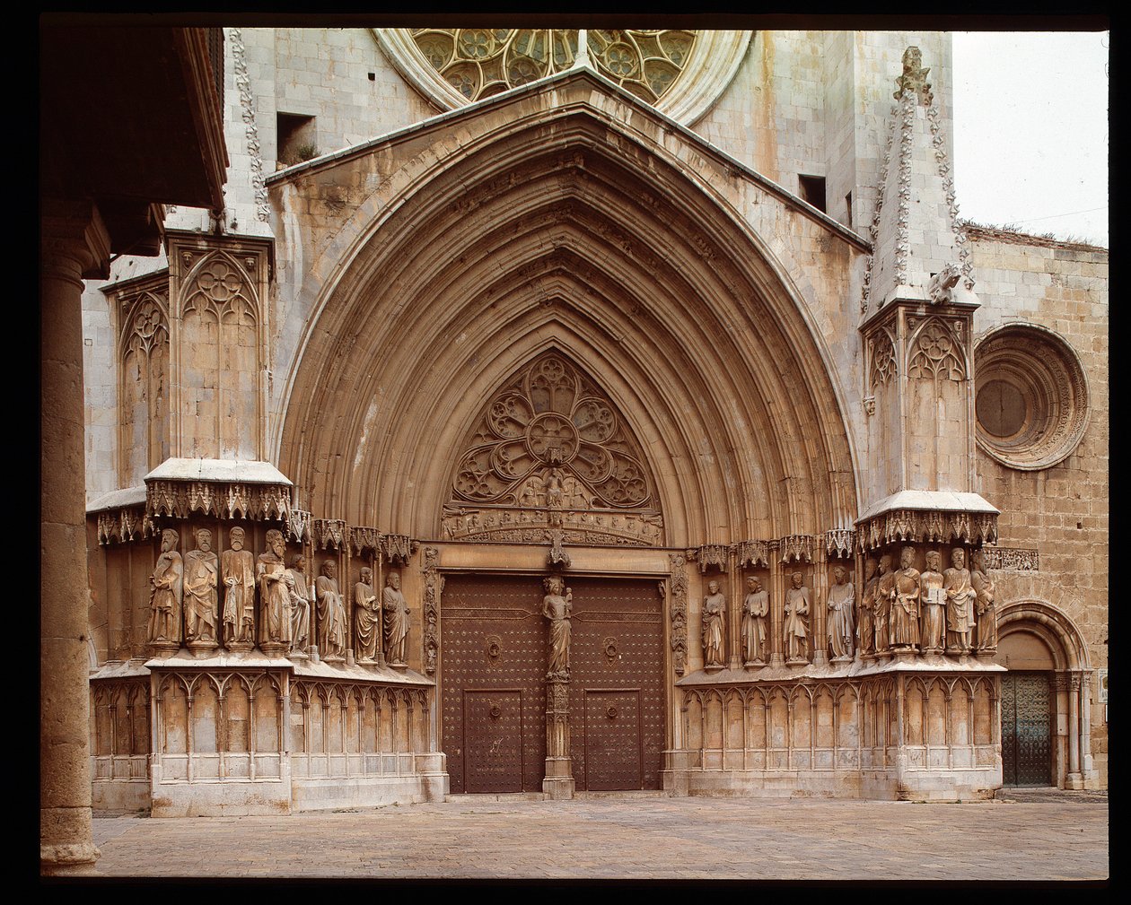Gotisk kunst: detalje af den centrale portal til katedralen St. Thecle i Tarragona af Romanesque