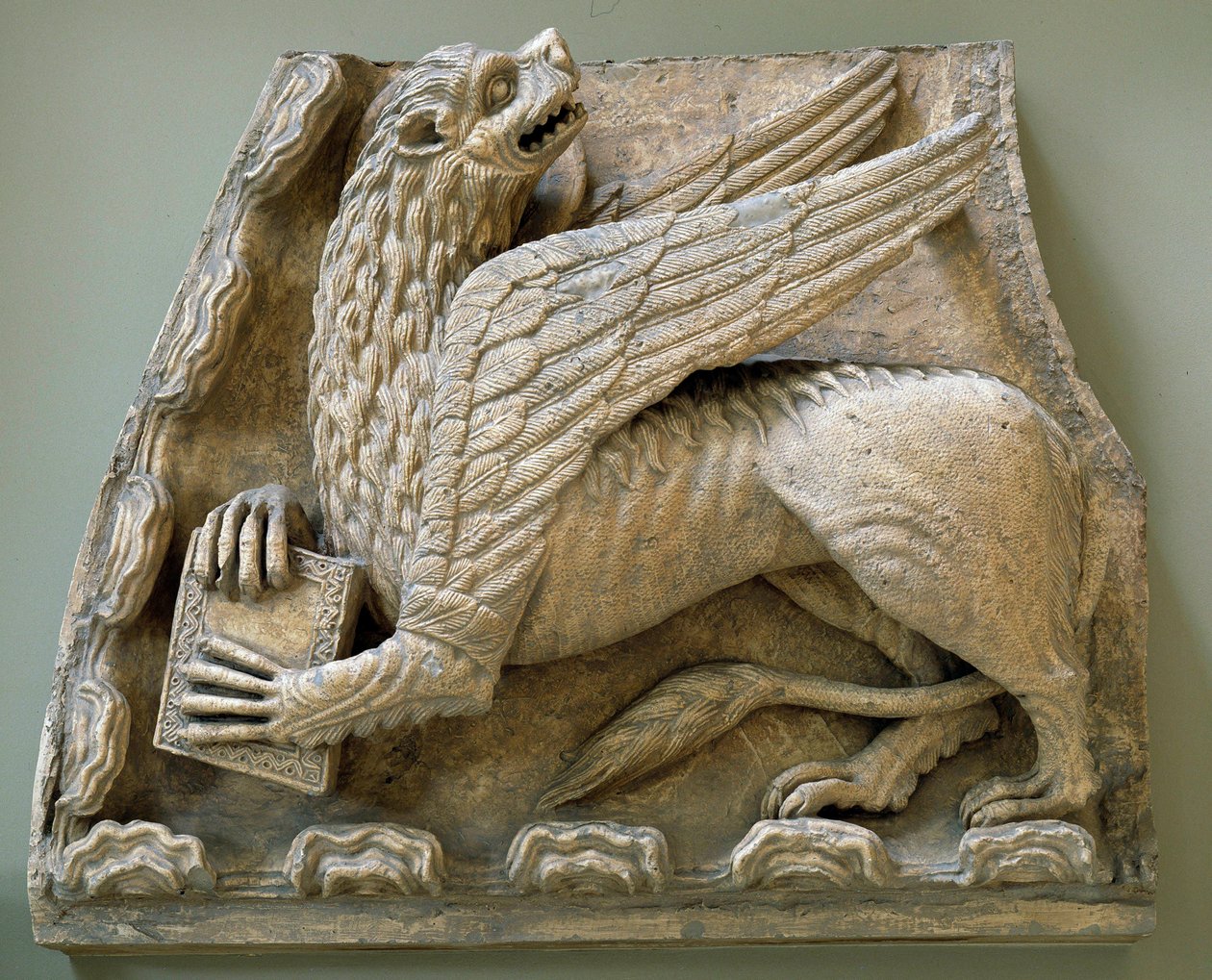Griffon skulpturer fra originalen af portalen til kirken Saint Loup de Naud (Seine og Marne) 1170 Paris, museum for monumenter fra francais af Romanesque