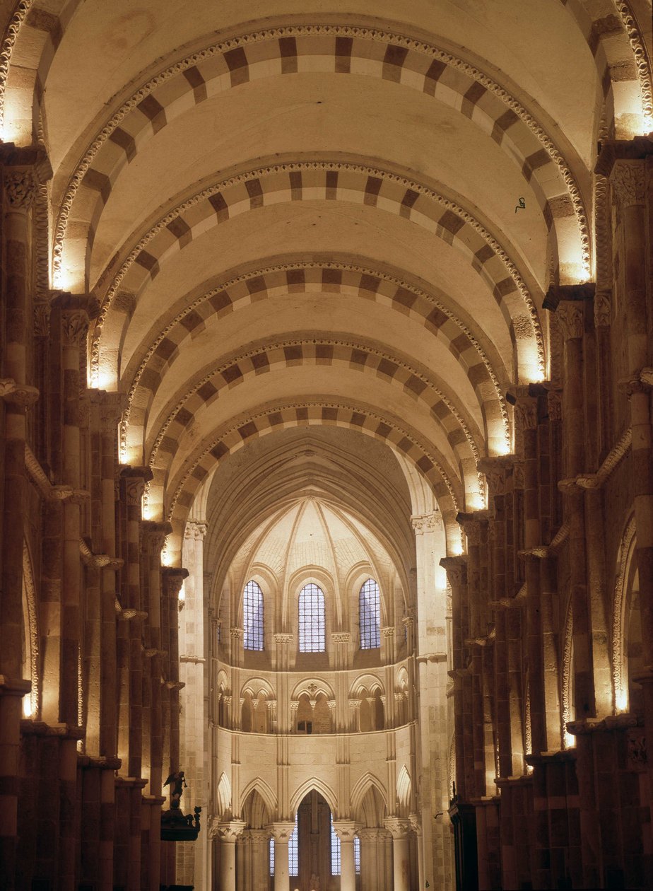 Interiør af katedralen i Vezelay af Romanesque