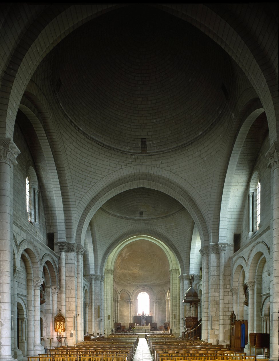 Indvendig udsigt over Cathedrale Saint Pierre (Saint Pierre) af Romanesque