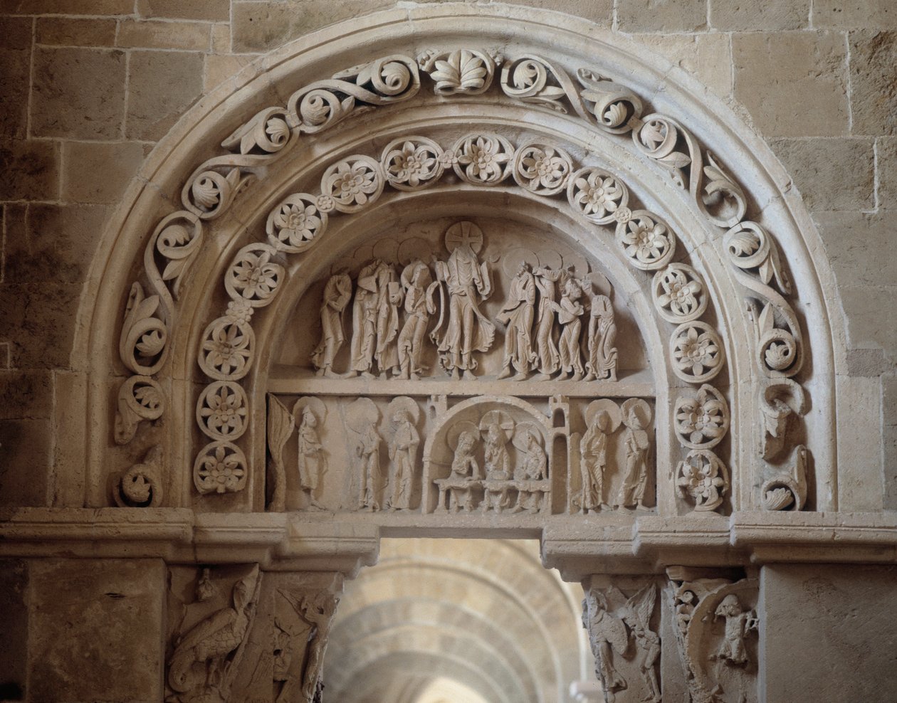 Nordportalen: Jesu åbenbaring efter hans død og himmelfarten (skulptur) af Romanesque