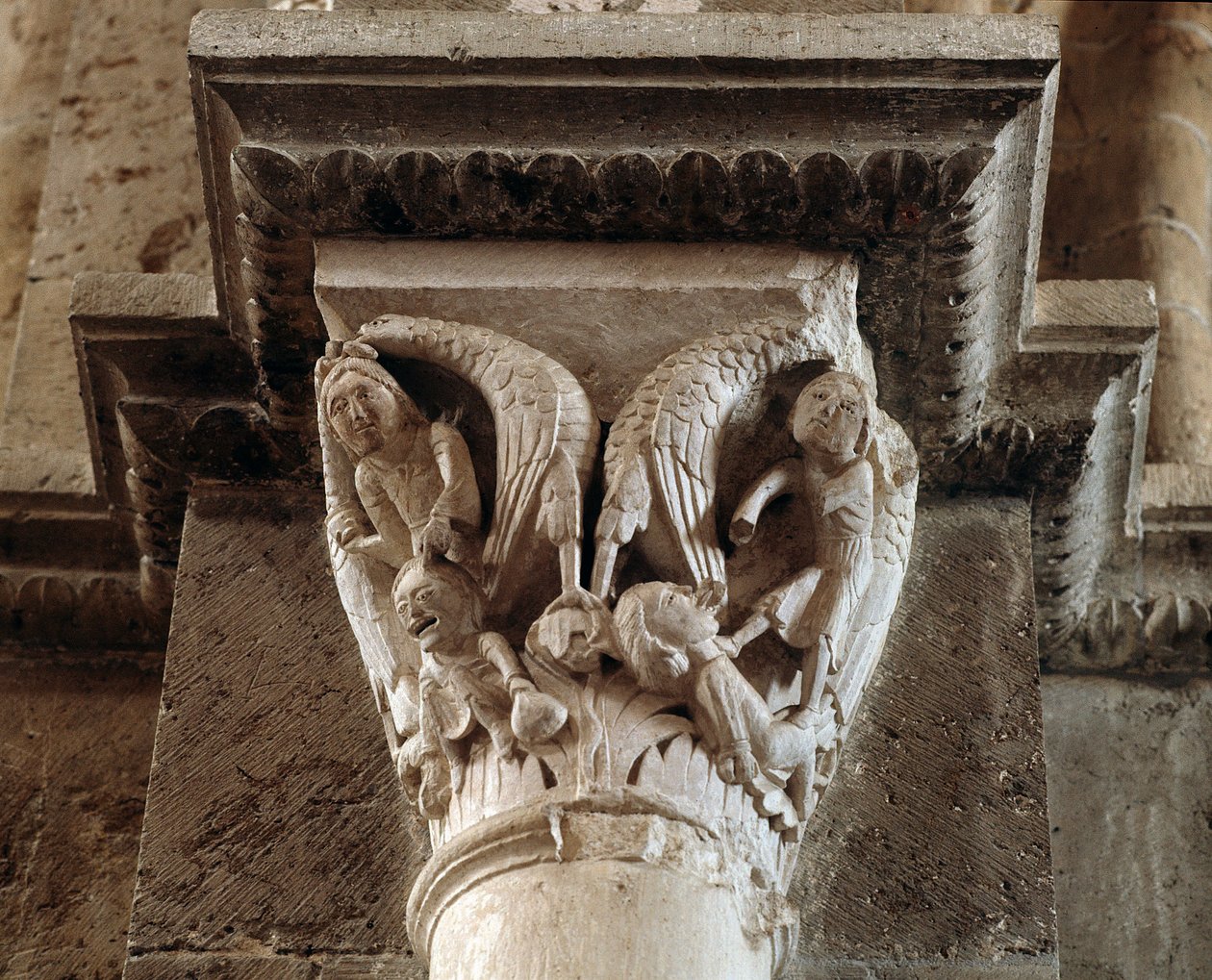 Straf for gnieren og bagvaskelsen (udskåret hovedstad) af Romanesque