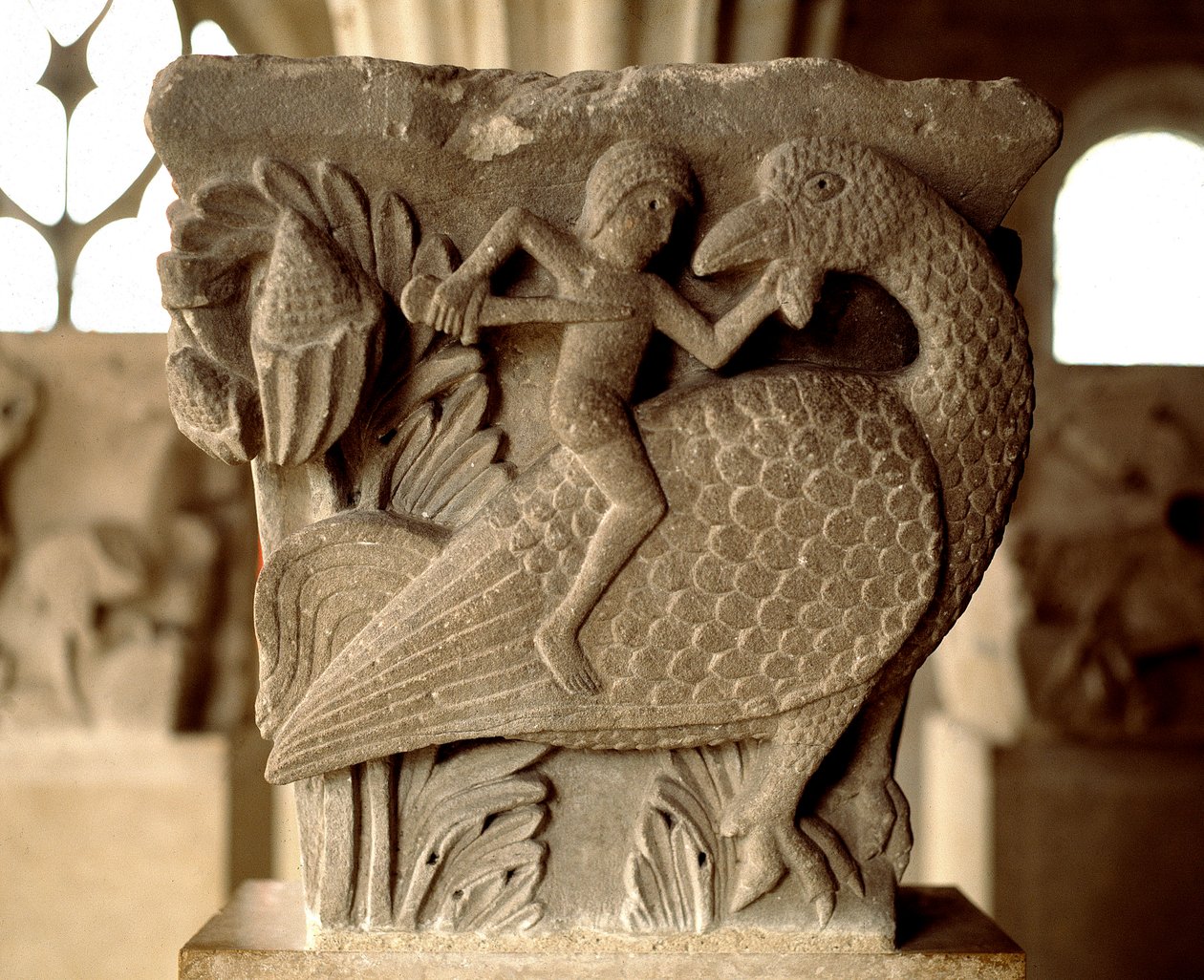 Repræsentation af en kamp mellem en mand og en fugl (udskåret hovedstad i kapitelhuset) af Romanesque