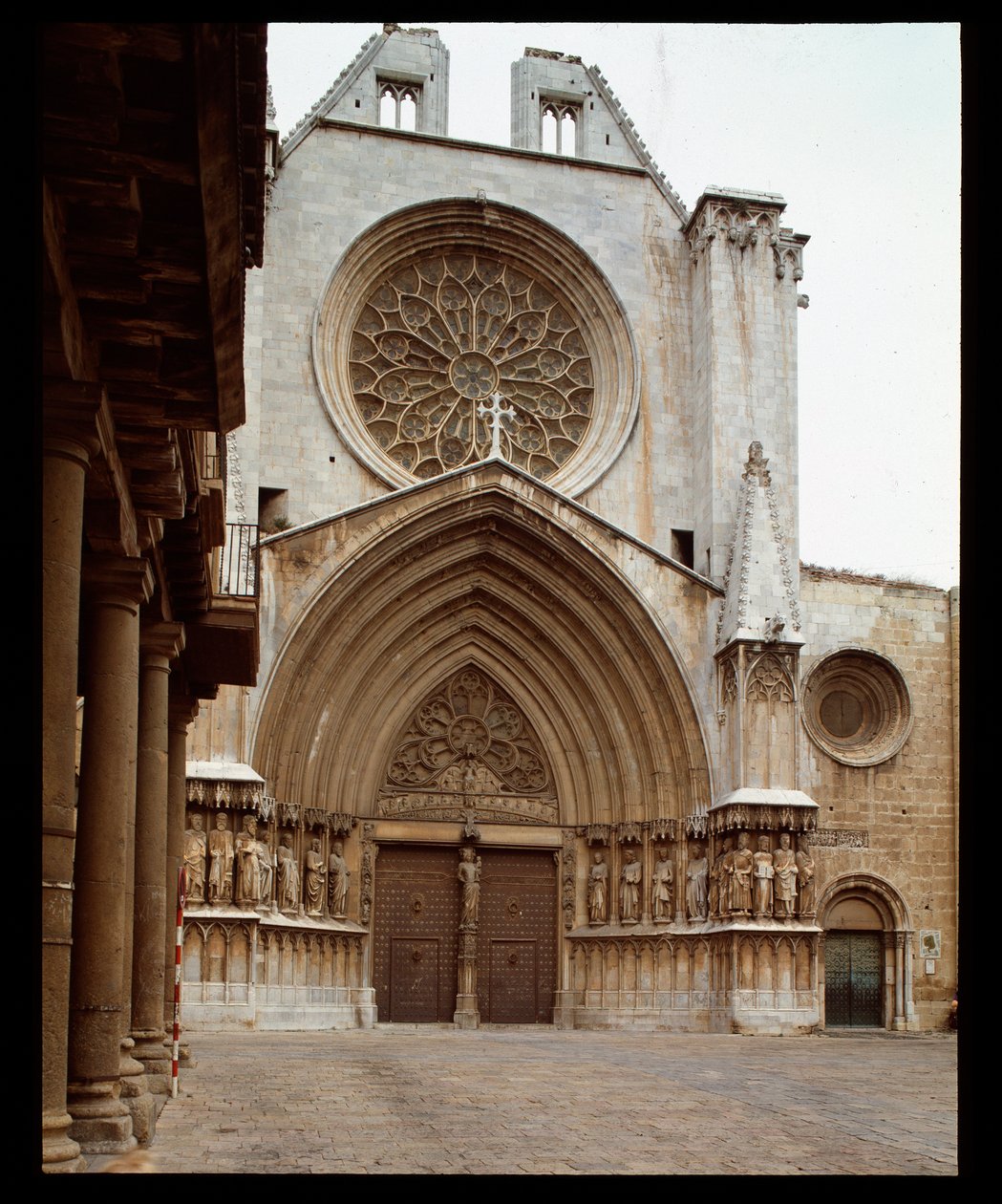 Romansk og gotisk kunst: facaden af Cathedrale Sainte Thecle (Sainte-Thecle) i Tarragona af Romanesque