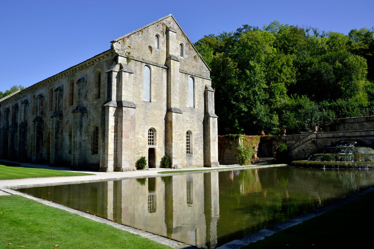 Romansk arkitektur: udvendig udsigt over smedjen til cistercienserklosteret Fontenay, Bourgogne, slutningen af det 12. århundrede (Abbey of Fontenay, Bourgogne, Frankrig: smedjen, slutningen af det 12. århundrede) af Romanesque