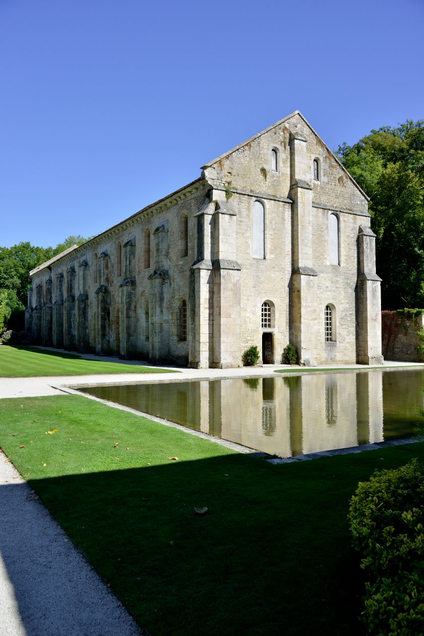 Romansk arkitektur: udvendig udsigt over smedjen til cistercienserklosteret Fontenay, Bourgogne, slutningen af det 12. århundrede (Abbey of Fontenay, Bourgogne, Frankrig: smedjen, slutningen af det 12. århundrede) af Romanesque