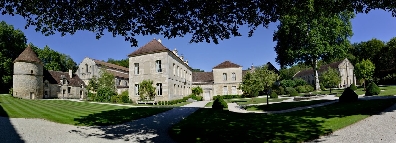 Romansk arkitektur: panoramaudsigt over cistercienserklosteret Fontenay, Bourgogne af Romanesque