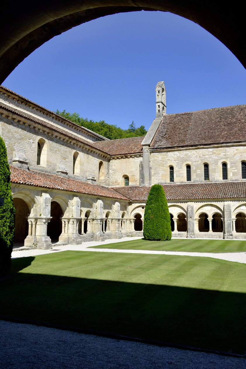 Romansk arkitektur: udsigt over klostret og bygningerne i cistercienserklosteret Fontenay, Bourgogne af Romanesque