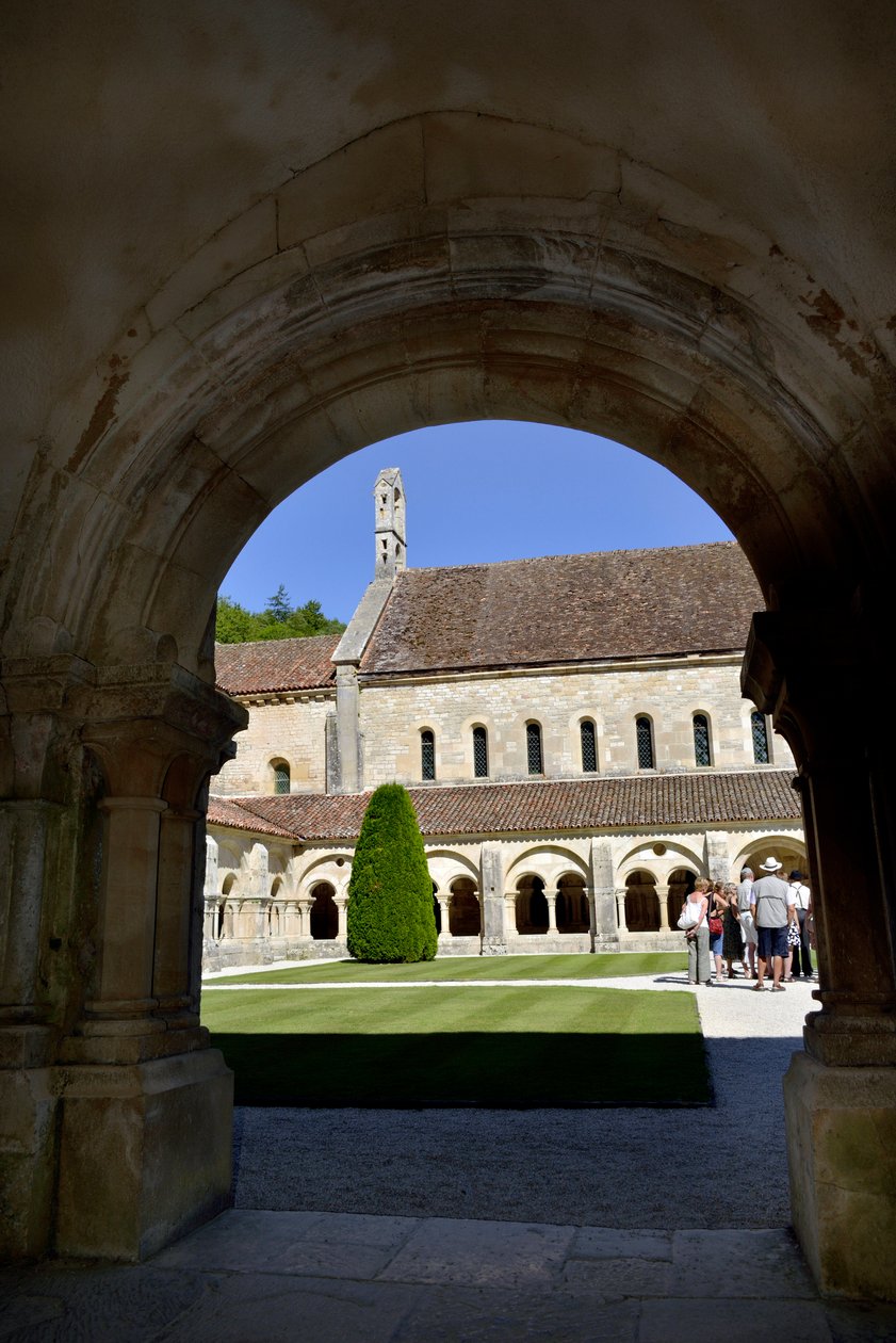 Romansk arkitektur: udsigt over klostret og bygningerne i cistercienserklosteret Fontenay, Bourgogne af Romanesque