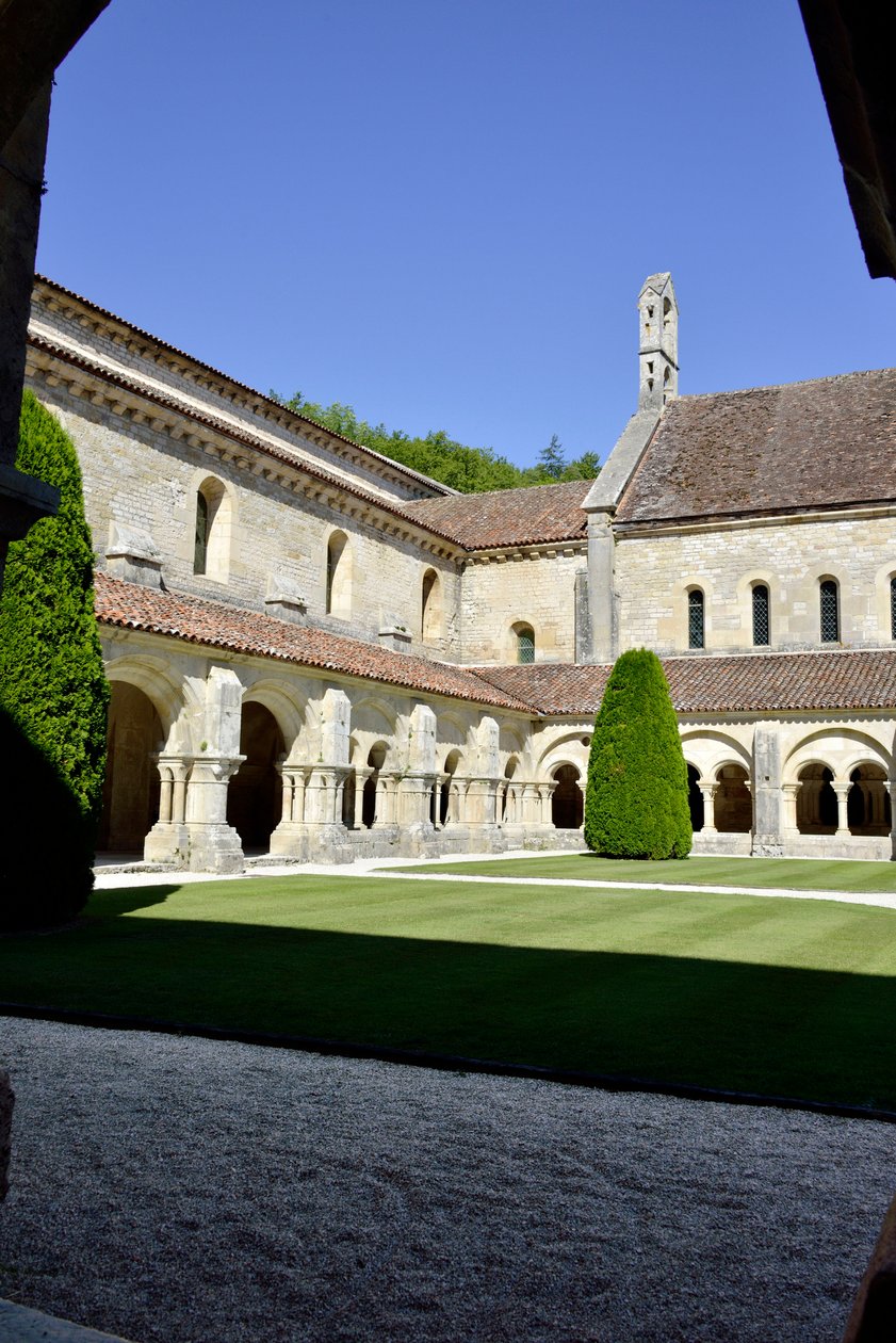 Romansk arkitektur: udsigt over klostret og bygningerne i cistercienserklosteret Fontenay, Bourgogne af Romanesque