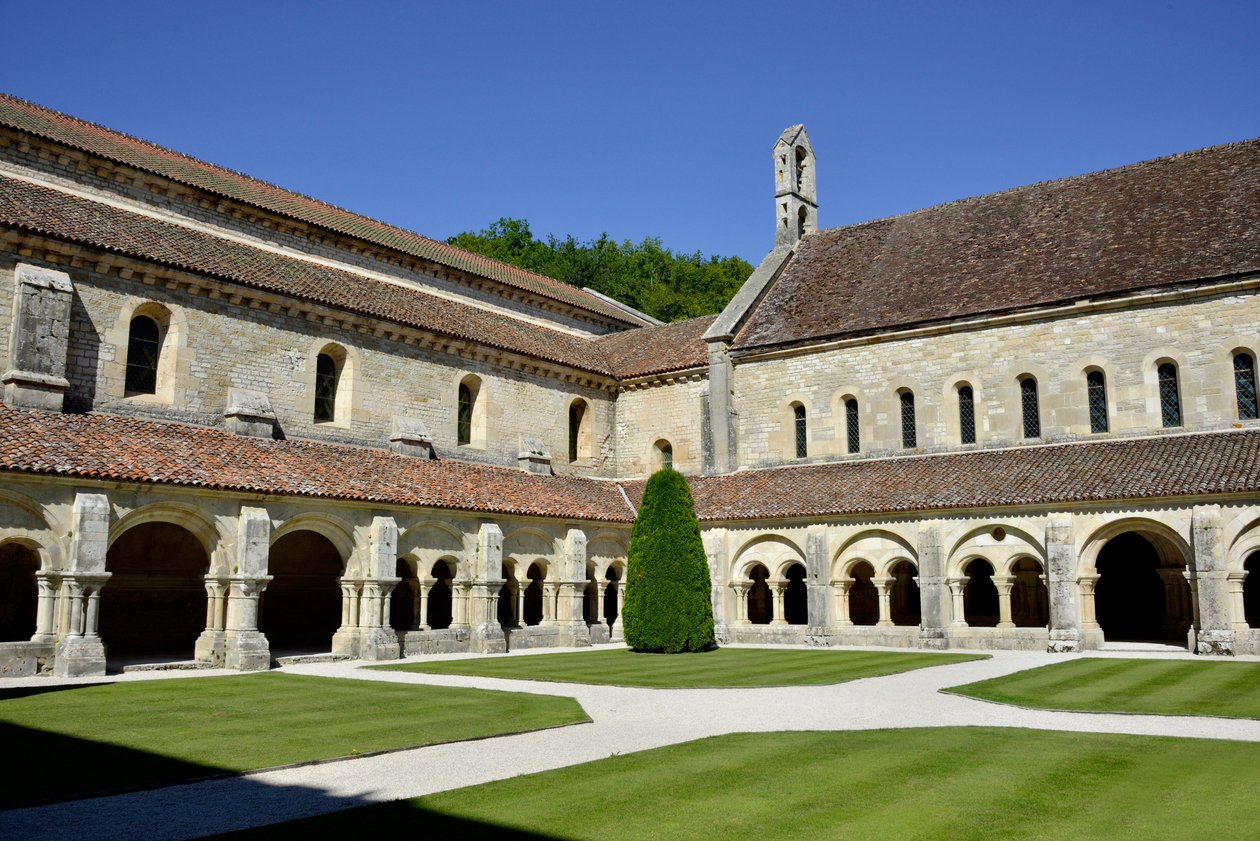 Romansk arkitektur: udsigt over klostret og bygningerne i cistercienserklosteret Fontenay, Bourgogne af Romanesque