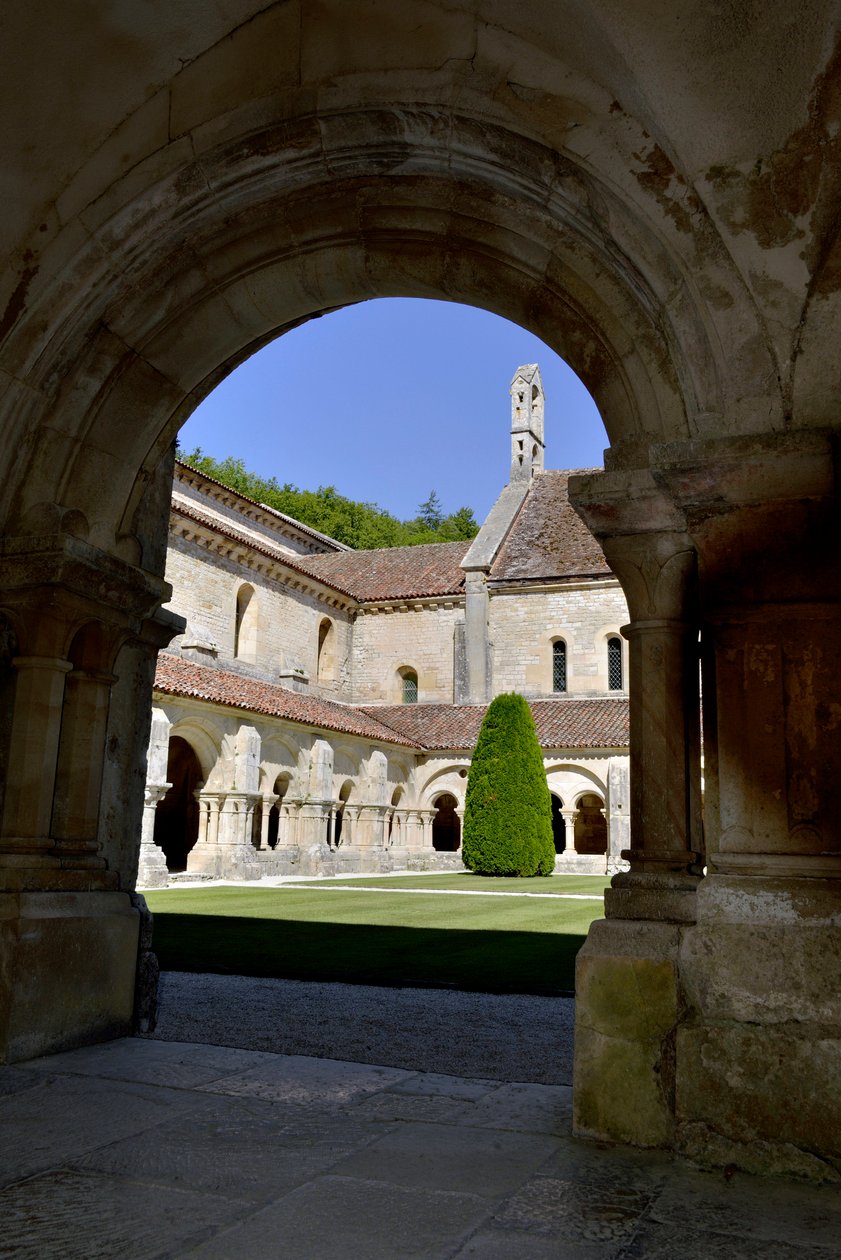 Romansk arkitektur: udsigt over klostret og bygningerne i cistercienserklosteret Fontenay, Bourgogne af Romanesque