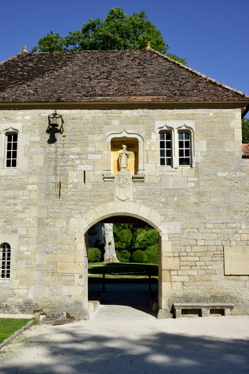 Romansk arkitektur: udsigt over indgangen til cistercienserklosteret Fontenay, Bourgogne af Romanesque