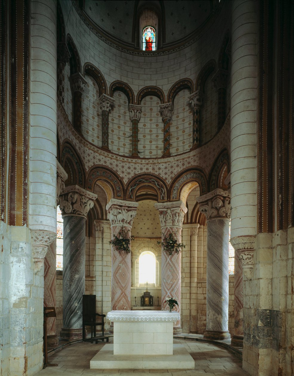 Romansk kunst: indvendigt billede af apsis og ambulatoriet i St. Peter-kirken. Chauvigny, Wien af Romanesque