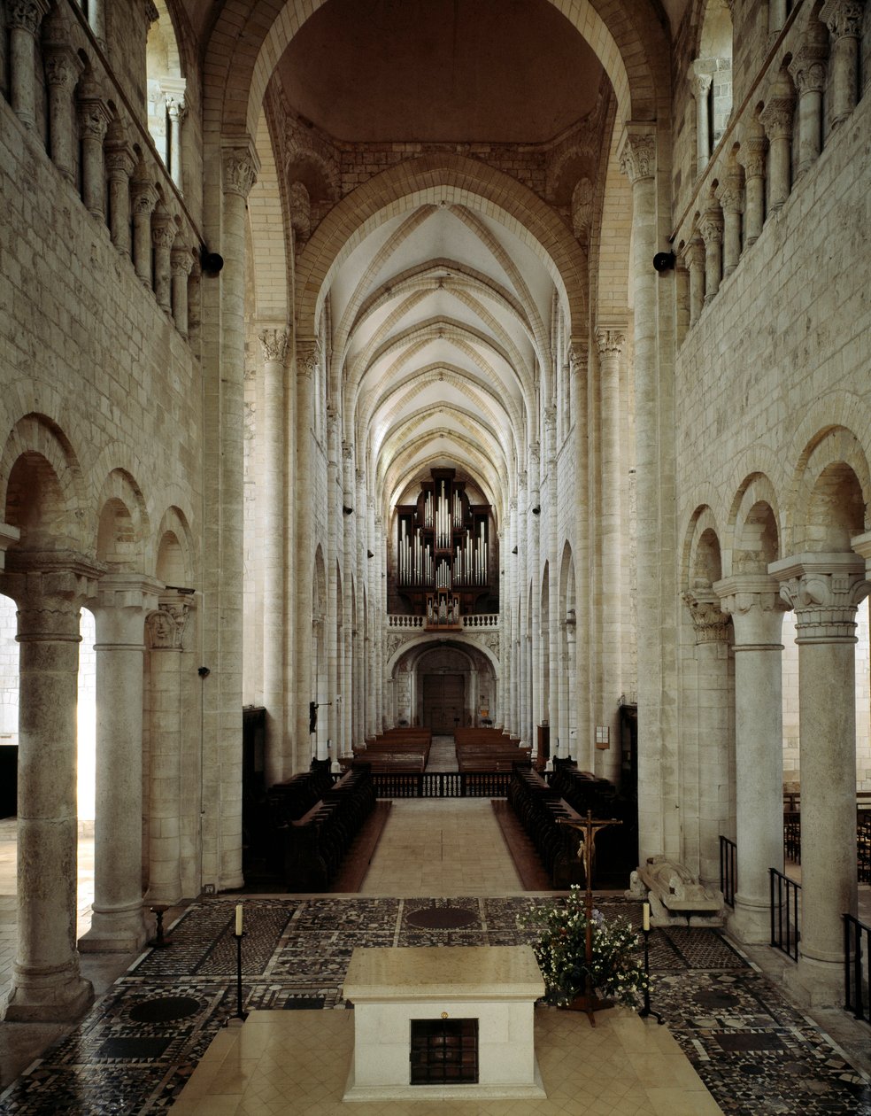 Romansk kunst: indre udsigt over basilikaen Saint Benoit sur Loire (Loiret), bygget mellem det 11. og 13. århundrede. af Romanesque