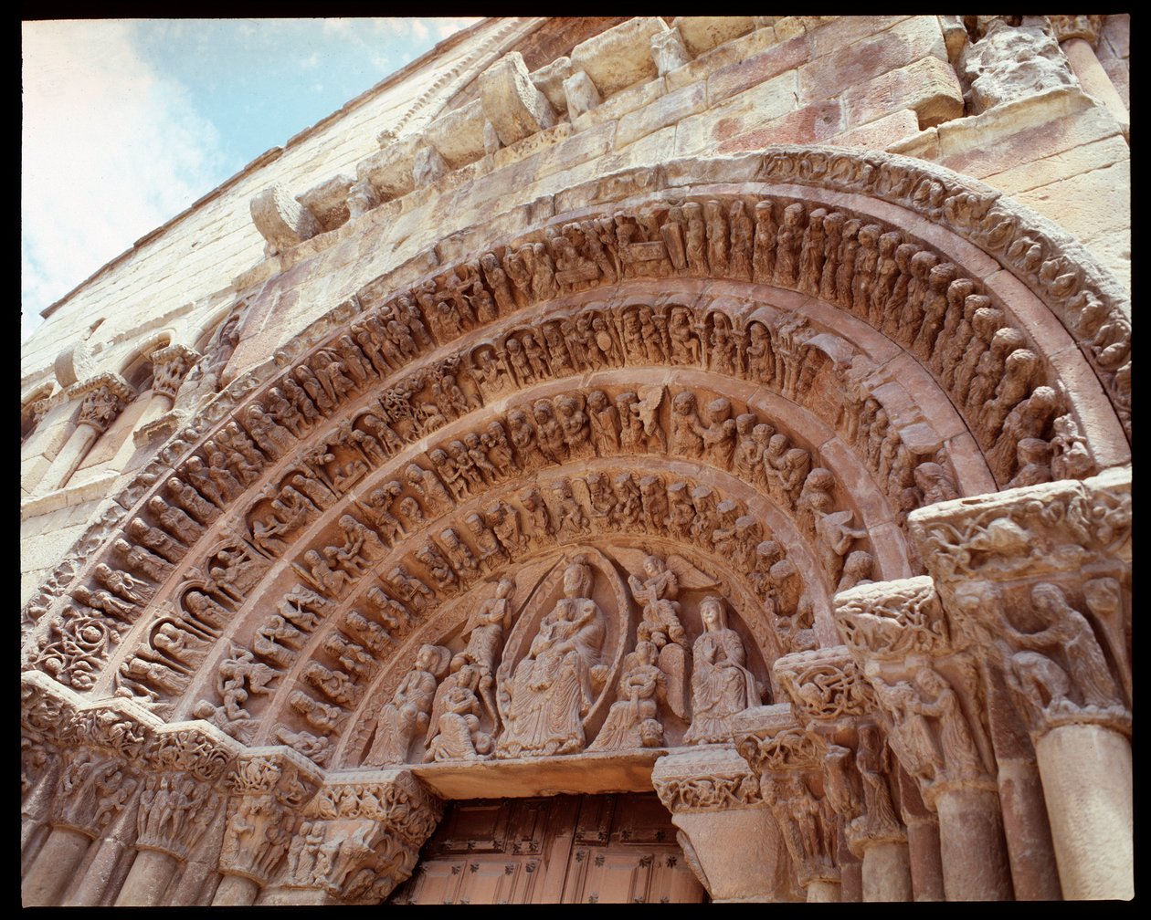 Romansk kunst: tympanum i kirken Saint Dominica (Iglesia de Santo Domingo, St Dominic kirke tympanum) 12. århundrede Soria, Spanien af Romanesque