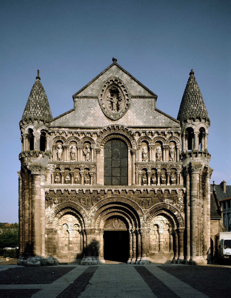 Romansk kunst: udsigt over Notre Dame la Grande (Notre-Dame-la-Grande). Poitiers fra det 12. århundrede (Wien) af Romanesque