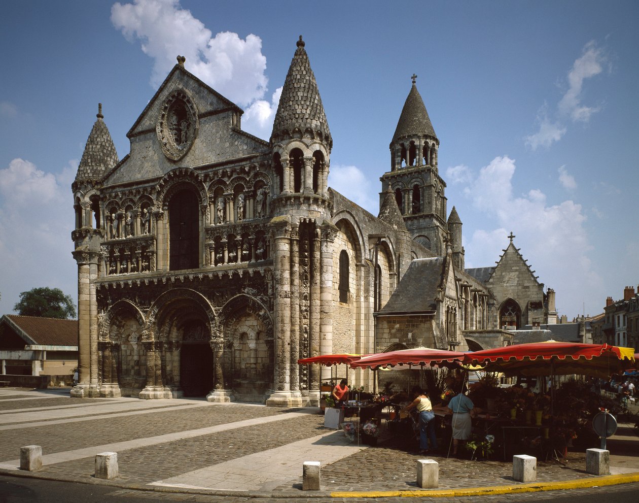 Romansk kunst: udsigt over Notre Dame la Grande (Notre-Dame-la-Grande). Poitiers fra det 12. århundrede (Wien) af Romanesque