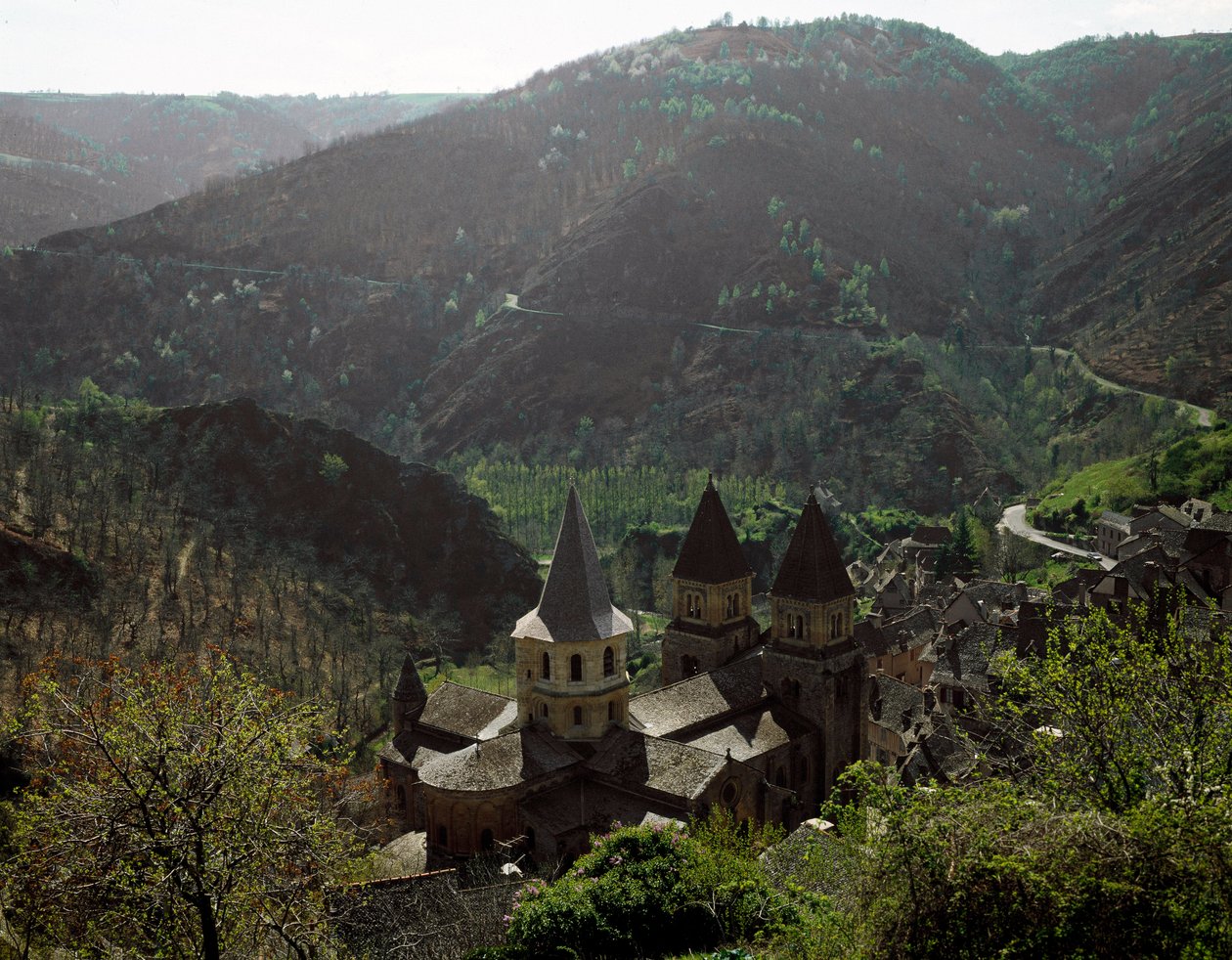 Romansk kunst: udsigt over kirken i Abbey Sainte Foy (Sainte-Foy) i Conques af Romanesque