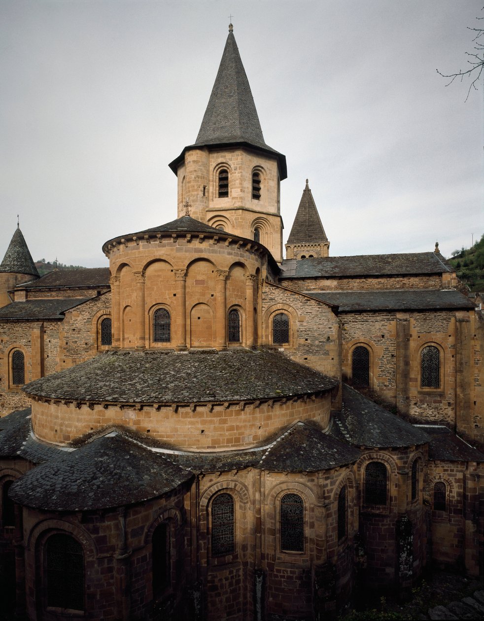 Romansk kunst: udsigt over kirken i Abbey Sainte Foy (Sainte-Foy) i Conques af Romanesque