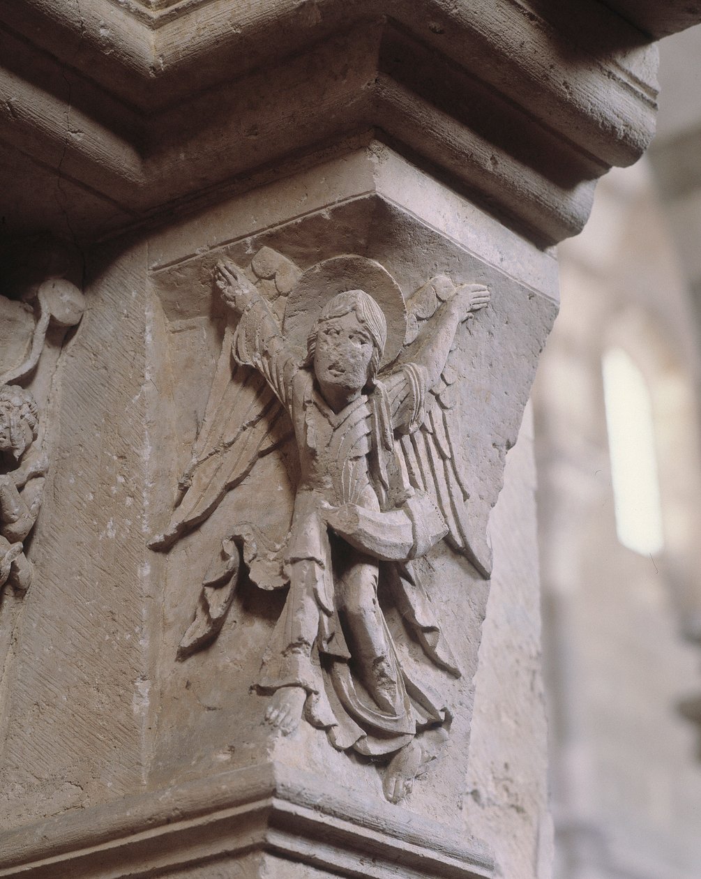 Sydportal: en engel bringer de gode nyheder (engel med en olifant) (skulptur) af Romanesque