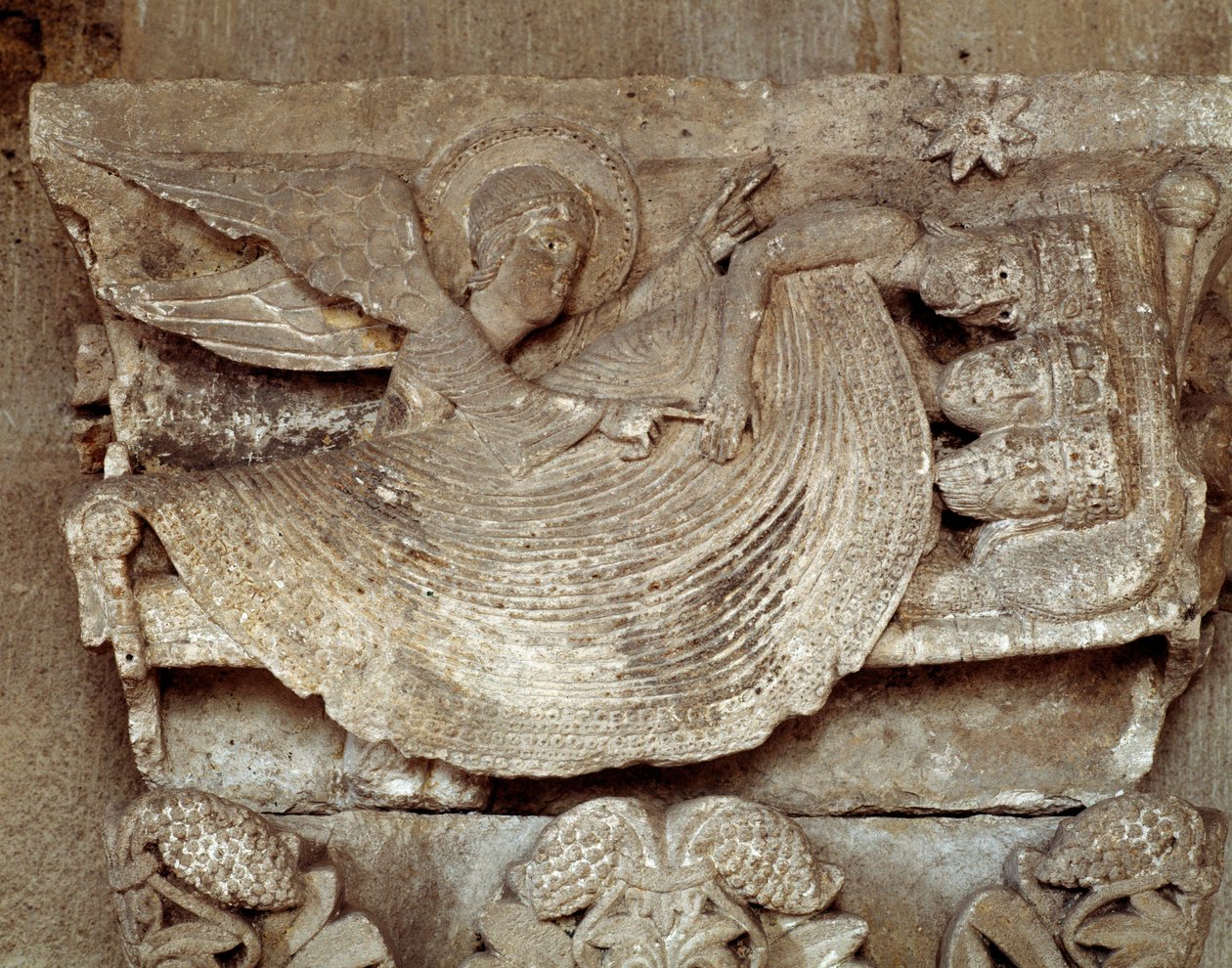 Magi sover med en engel, der vækker dem og peger mod stjernen i Betlehem (udskåret hovedstad) af Romanesque