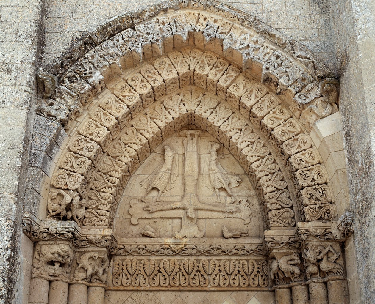 Sankt Peters korsfæstelse, kirkens falske portal (skulptur af Romanesque