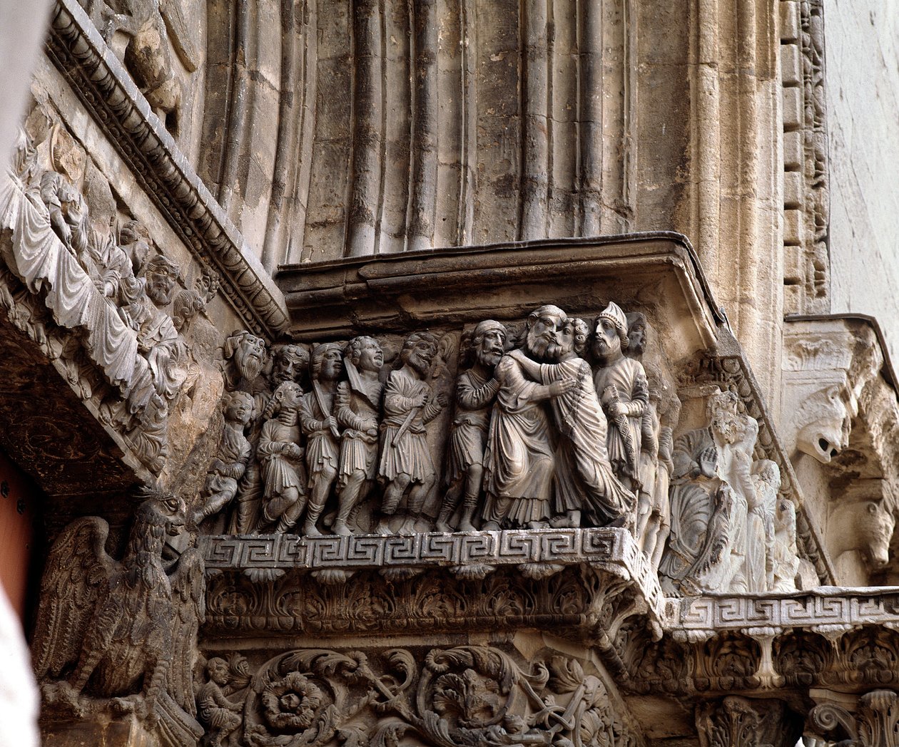 Judas kys, portalens frise af Romanesque