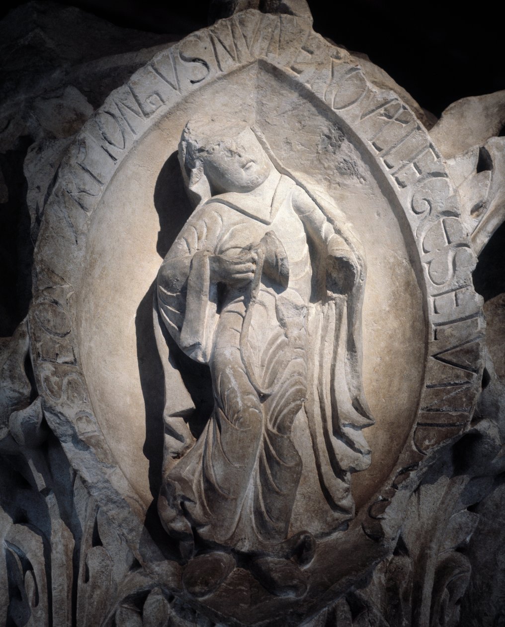 Toner af gregoriansk sang: anden tone, korets hovedstad (skulptur af Romanesque