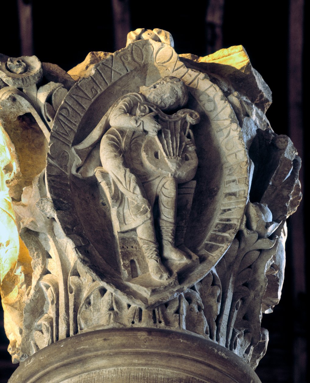 Toner af gregoriansk sang: den tredje (lidenskab og opstandelse af Kristus), hovedstaden i koret (skulptur af Romanesque