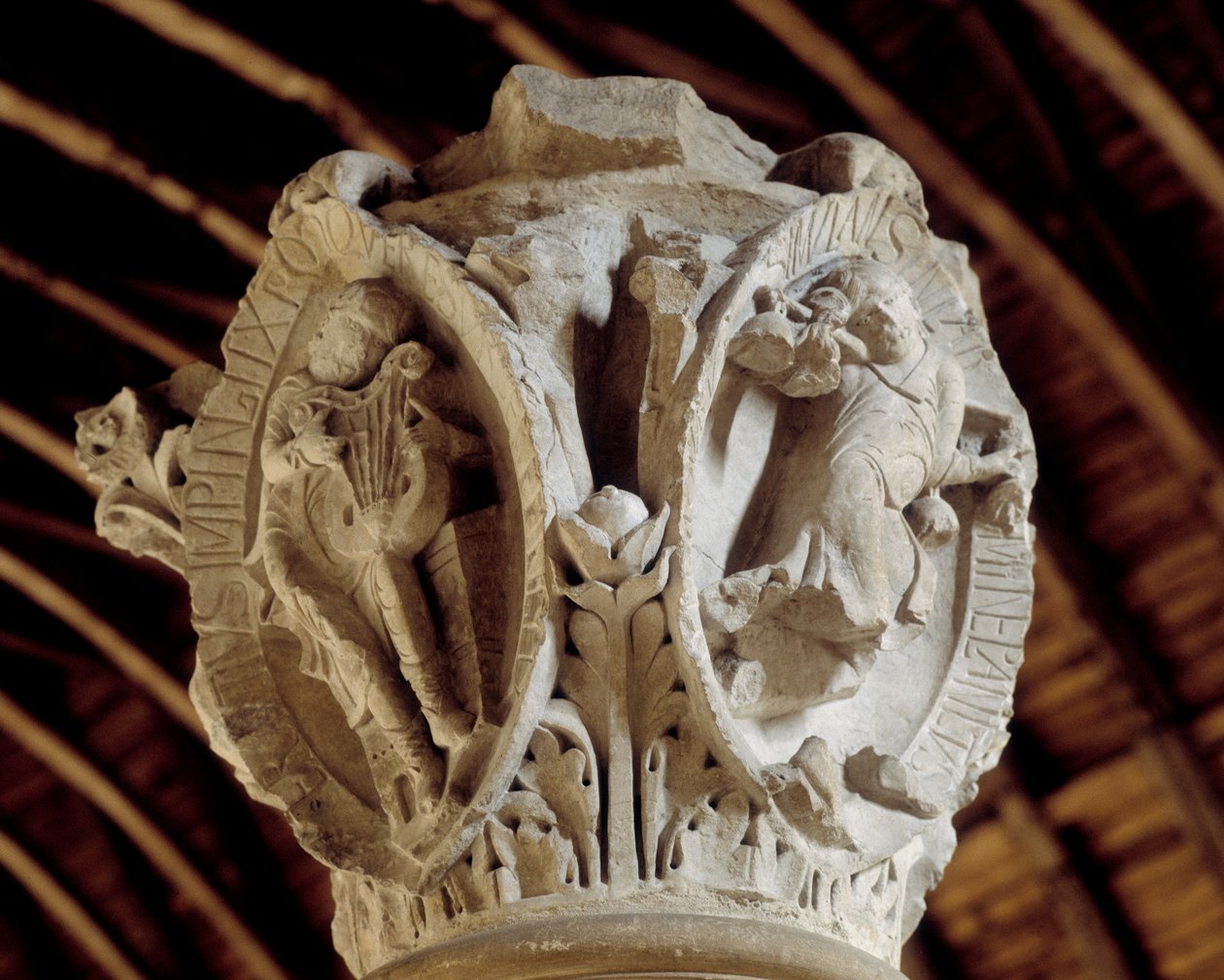 Toner af gregoriansk sang: den tredje (lidenskab og opstandelse af Kristus) og Tintinrection of christ (til højre), hovedstaden i koret (skulptur af Romanesque
