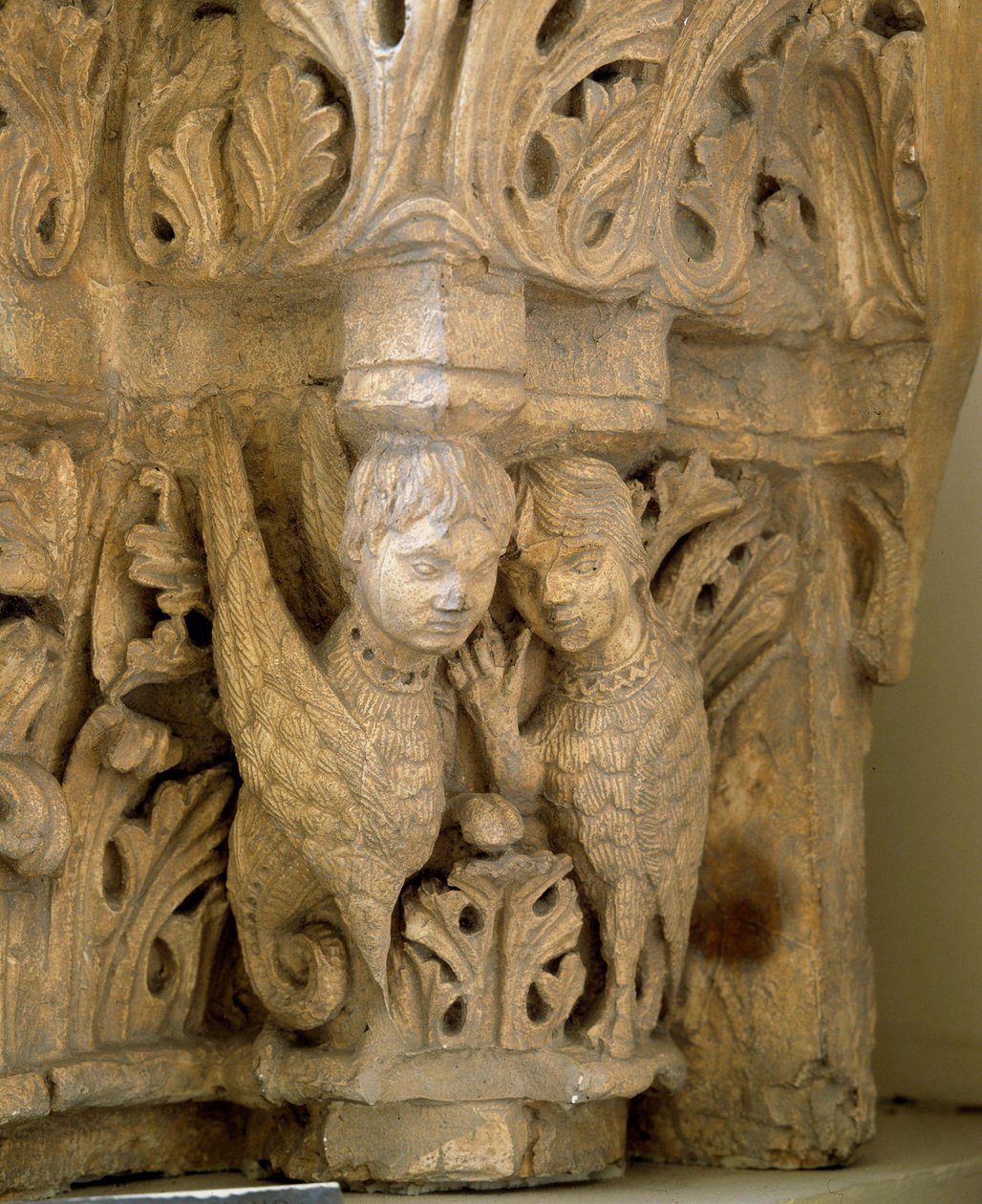 Top dekorerer sirener og fugle efter model af kirken Saint Loup de Naud (Seine og Marne) 1170. Paris, Museum of Monuments dansk af Romanesque