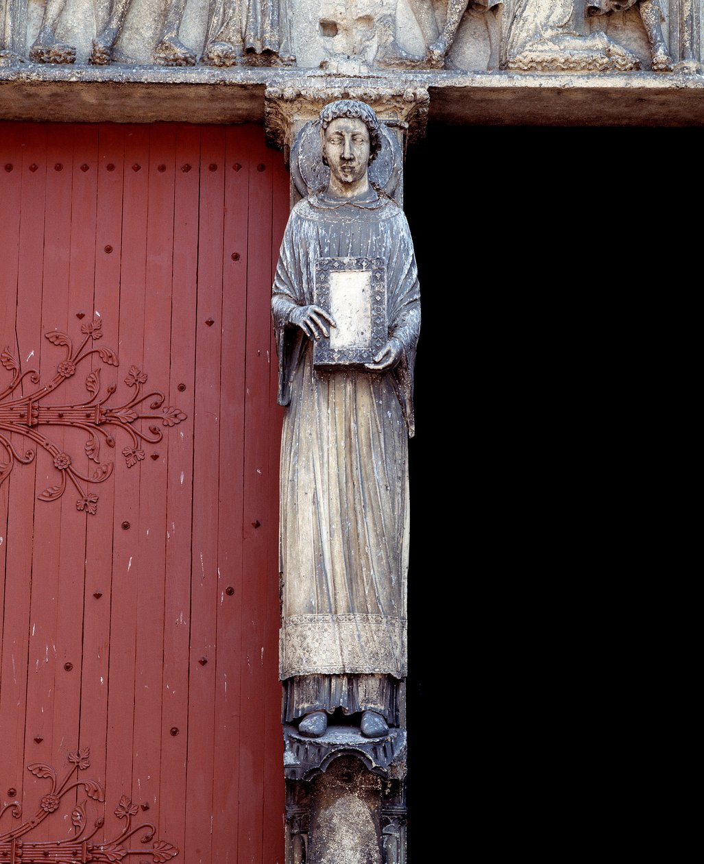 Udsigt over en skulptur på den centrale søjle af den centrale portal (1140-1200) af Romanesque