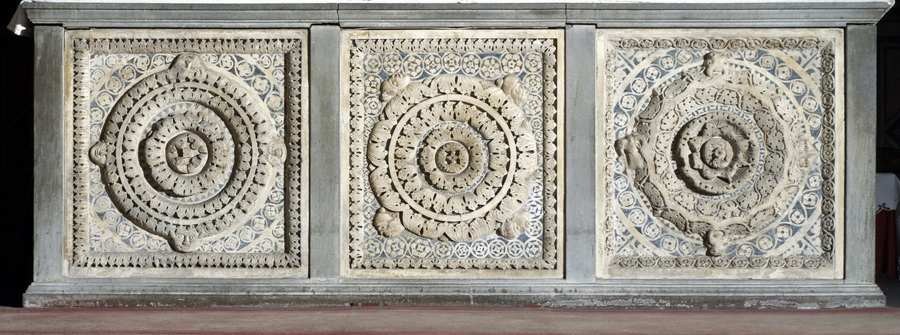 Udsigt over alteret består af marmorbakker Marquette af Romanesque