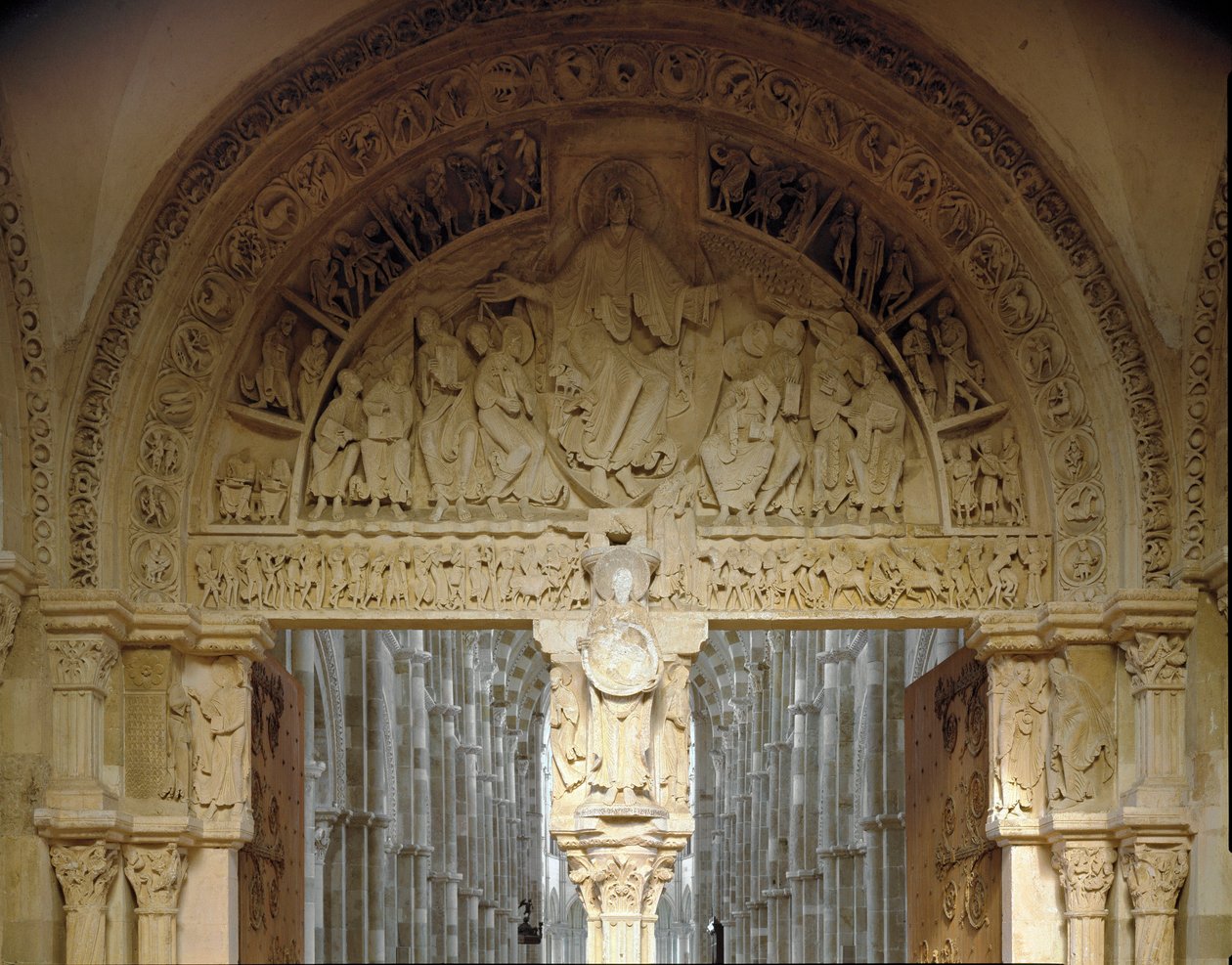 Udsigt over den centrale trommehinde, der repræsenterer apoternes mission. Basilica of Santa Maria Magdalene (Sainte Marie Madeleine (1096-1106), Vezelay, Yonne af Romanesque