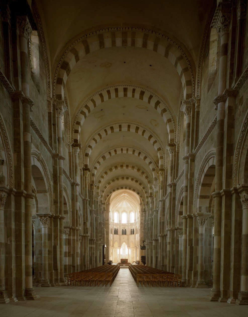 Udsigt over det centrale skib i basilikaen Santa Maria Magdalene (Saint Mary Magdalene (1096-1106), Vezelay, Yonne af Romanesque