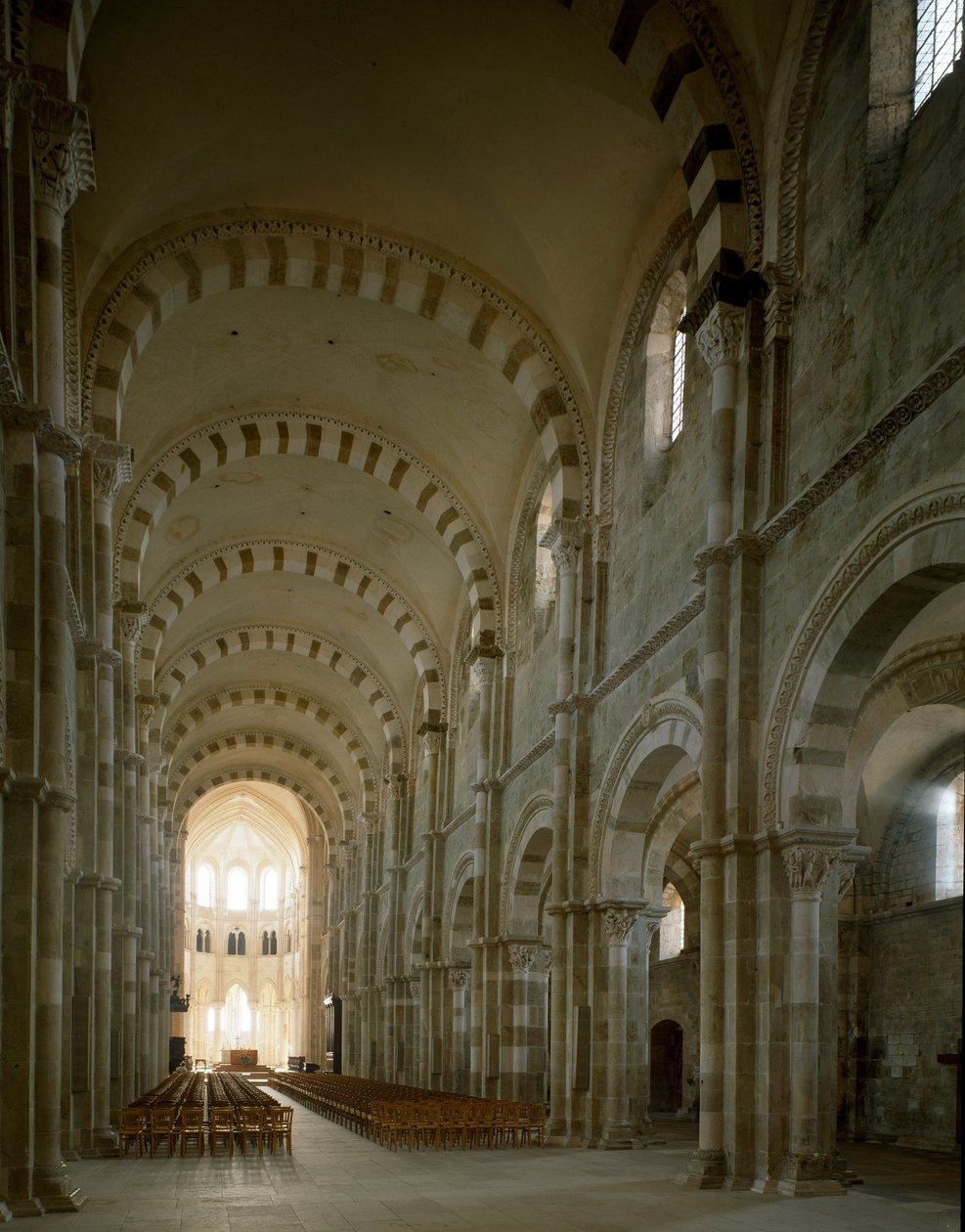 Udsigt over det centrale skib i basilikaen Santa Maria Magdalene (Saint Mary Magdalene (1096-1106), Vezelay, Yonne af Romanesque