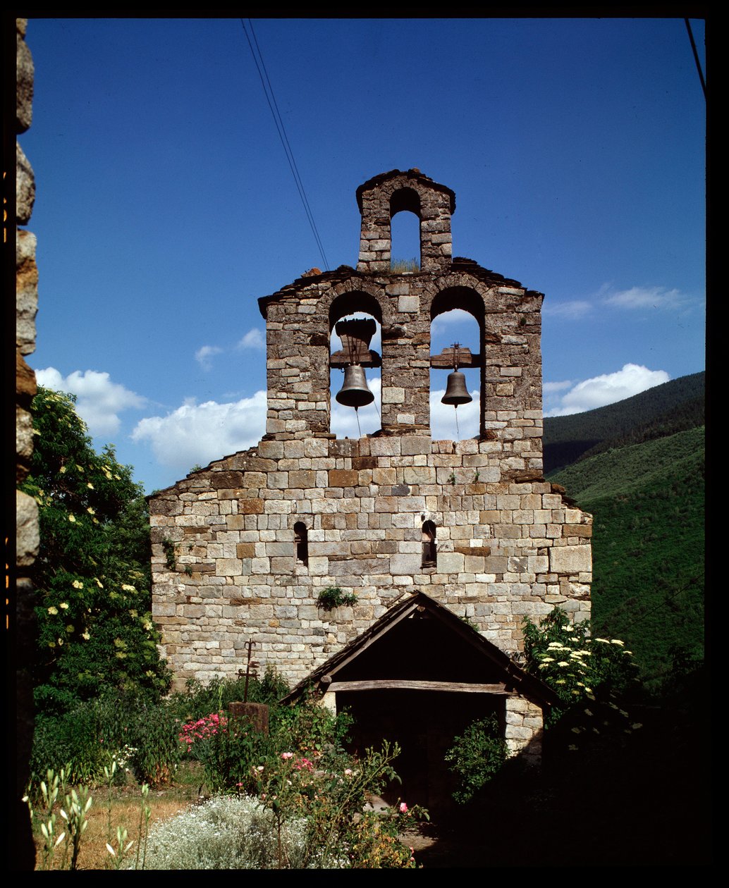 Udsigt over kirken (fotografi) af Romanesque