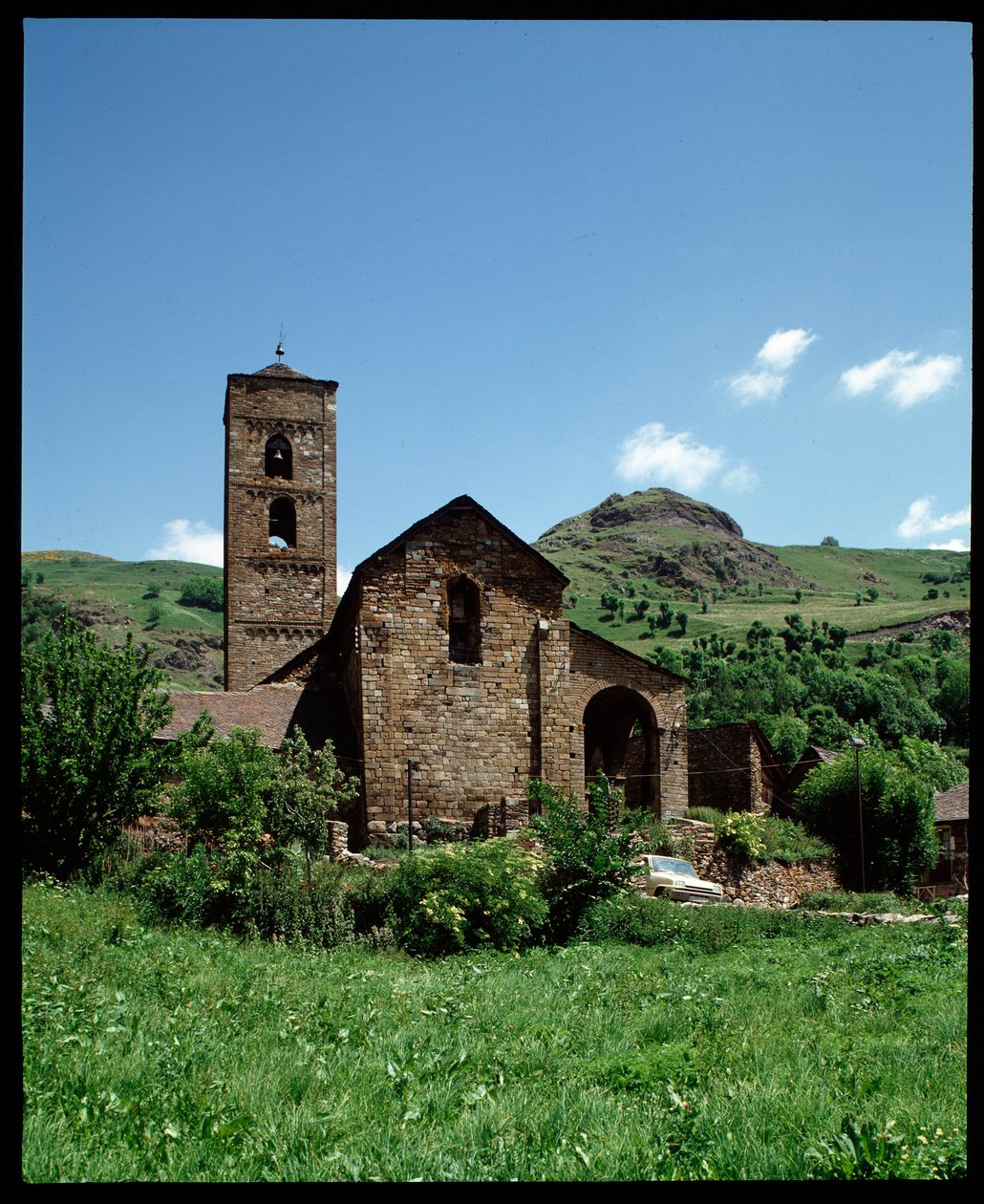 Udsigt over kirken (fotografi) af Romanesque