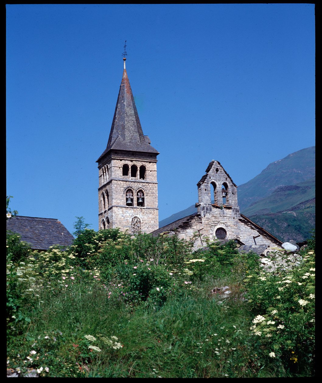 Udsigt over kirken St Mary, Arties (fotografi) af Romanesque